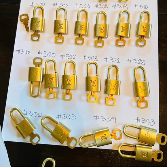 Louis Vuitton authentic only 1 padlock and 1 key - Picture 2 of 12